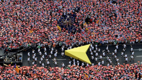 En la imagen, un puntero gigante portado por varios deportistas, en dirección al escenario situado en uno de los ángulos de la Ciutadella, donde tendrán lugar los parlamentos y actuaciones. EFE/Alberto Estévez