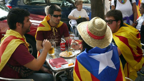 Un grupo de manifestantes almuerza ceca de la Meridiana de Barcelona donde esta tarde se celebrará la manifestación con motivo de la Diada. EFE/Toni Albirr