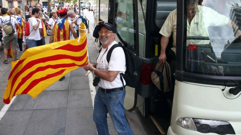 Numerosos manifestantes van llegando en autocares desde sus localidades a la Meridiana de Barcelona donde esta tarde se celebrará la manifestación con motivo de la Diada. EFE/Toni Albir