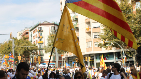 Asistentes a la manifestación de la Diada recorren las calles de Barcelona. Foto: Marc Font.