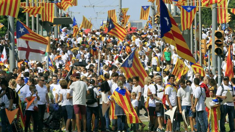 Asistentes a la Via Lliure recorren la avenida Meridiana de Barcelona. ANDREU DALMAU (EFE)