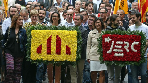 Dirigentes de ERC, encabezados por Marta Rovira, durante la ofrenda floral al monumento de Rafael Casanova que realizaron esta mañana los miembros del gobierno catalán. Foto: Toni Albir (EFE)