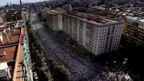 Miles de personas esperan en la avenida Meridiana de Barcelona el comienzo de la Via Catalana, la gran manifestación por la Diada de Cataluña. EFE/Alberto Estévez