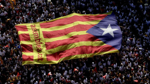 Una gran bandera ocupa la avenida Meridiana de Barcelona el comienzo de la Via Catalana, en la gran manifestación por la Diada de Cataluña. REUTERS