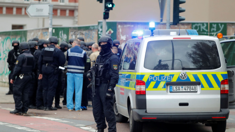 La policía alemana en Halle instantes después del tiroteo. / Reuters