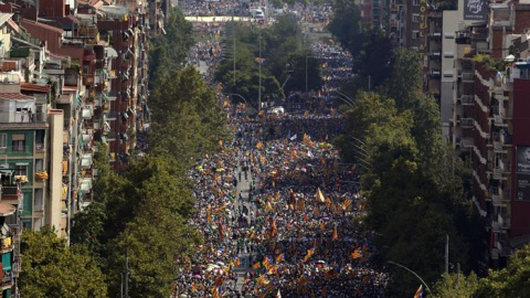 Miles de personas esperan en la avenida Meridiana de Barcelona el comienzo de la Via Catalana, la gran manifestación por la Diada de Cataluña. EFE/Alberto Estévez