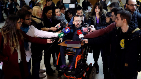 El secretario de Organización de Podemos, Pablo Echenique, atiende a los medios durante el encuentro 'En Marcha 2019'. EFE/Juan Carlos Hidalgo