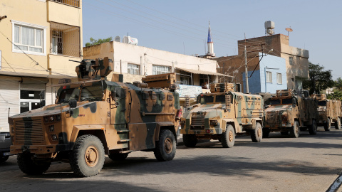 Vehículos militares turcos conducen para cruzar a Siria en la ciudad fronteriza turca de Ceylanpinar. REUTERS / Murad Sezer