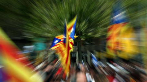 Banderas independentistas en la Meridiana de Barcelona donde esta tarde se está celebrando la manifestación con motivo de la Diada. EFE/Toni Albir