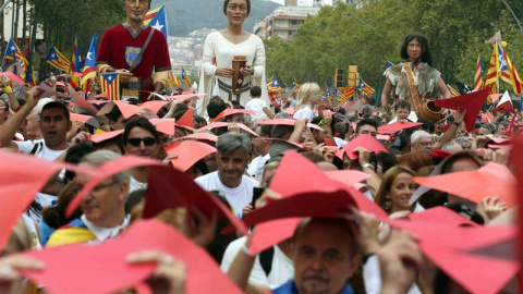 Manifestantes en la Meridiana de Barcelona donde esta tarde se está celebrando la manifestación con motivo de la Diada. EFE/Toni Albirr