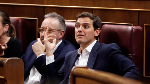 El líder de Ciudadanos, Albert Rivera (d) durante el debate de totalidad de los presupuestos este martes en el pleno del Congreso. EFE/Juan Carlos Hidalgo