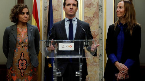 El presidente del PP, Pablo Casado, acompañado por la vicesecretaria de Comunicación del PP, Marta González(d), y la portavoz del grupo popular en el Congreso, Dolors Montserrat (i), durante la rueda de prensa ofrecida hoy en el Congreso tr