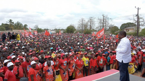 El presidente de Momzabique y candidato a la reelección, Filipe Nyusi, durante un acto de campaña en Mocimboa da Praia, en la provincia de Cabo Delgado. - EFE