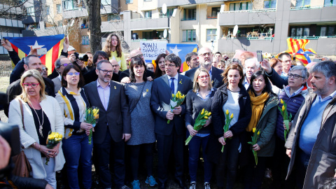 El expresident catalán Carles Puigdemont con otros miembros de JxCat, tras su rueda de prensa en Barlín al día siguien de su salida de la prisión alemana. REUTERS/Hannibal Hanschke