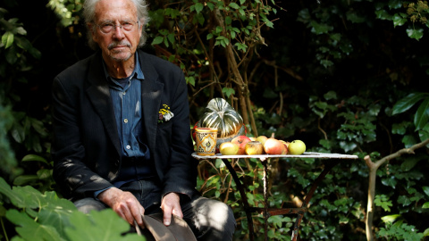 11/10/2019 - Peter Hanke, ganador del Premio Nobel de Literatura 2020 posando en su casa de Chaville (Francia). /REUTERS - Christian Hartmann