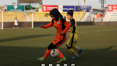 Una mujer jugando al fútbol. / Federación afgana de fútbol.