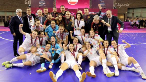 Las jugadoras de la selección española de fútbol sala celebran su victoria en la Eurocopa/ EFE