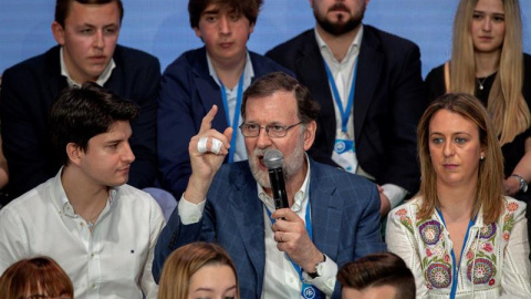 El presidente del Gobierno, Mariano Rajoy, y el presidente de Nuevas Generaciones, Diego Gago (i), en un acto con jóvenes durante la Convención Nacional del PP que se celebra hoy en Sevilla. EFE/Julio Muñoz