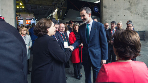 La alcaldesa de Barcelona, Ada Colau, y Felipe VI se saludan en el Mobile World Congress. Febrero de 2018.  AJUNTAMENT BARCELONA