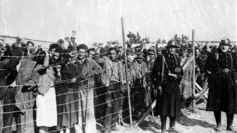 Refugiados españoles en el campo de internamiento de Argelès-Sur-Mer, en el este de Francia, donde fueron a parar la mayoría de los republicanos que huyeron por Catalunya.