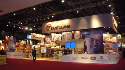 Stand de la editorial Santillana en la feria del libro de 2011.