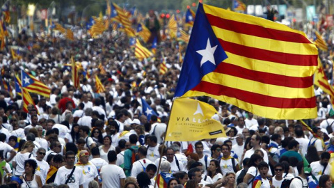 Miles de personas en la avenida Meridiana de Barcelona durante la Via Catalana. - EFE