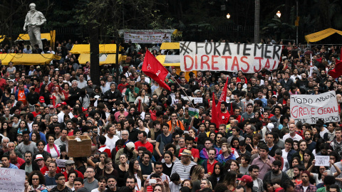 Manifestantes durante la protesta de este domingo en Sao Paulo contra el Gobierno de Temer. - REUTERS