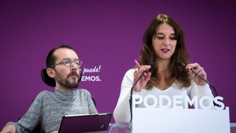 La portavoz Ejecutiva de Podemos ,Noelia Vera, junto al el secretario de Organización de Podemos, Pablo Echenique, durante la rueda de prensa tras el Consejo de Coordinación de la formación. -EFE/Luca Piergiovanni