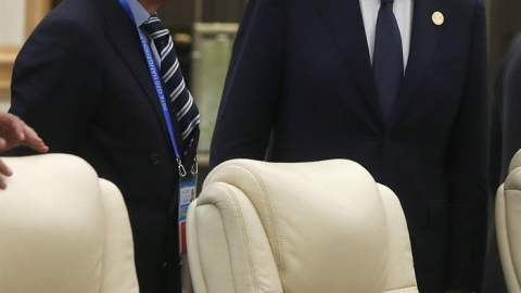 El presidente del Gobierno español en funciones, Mariano Rajoy (d), junto al ministro de Economía en funciones, Luis de Guindos (i), al inicio de la reunión con con el presidente chino, Xi Jinping, en la cumbre del G20.  EFE/Juan Carlos Hid