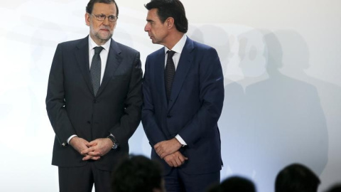 El presidente del Gobierno en funciones, Mariano Rajoy, y el exministro de Industria, José Manuel Soria, en una imagen de archivo. REUTERS