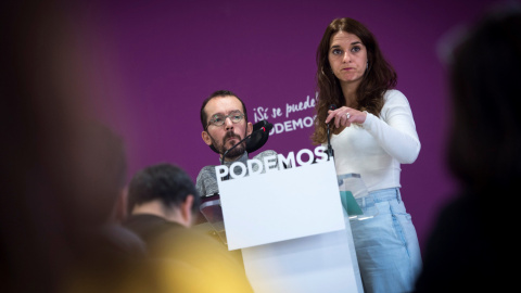 La portavoz de la ejecutiva de Podemos ,Noelia Vera, junto al el secretario de Organización del partido, Pablo Echenique, durante la rueda de prensa tras el Consejo de Coordinación de la formación morada. EFE/Luca Piergiovanni