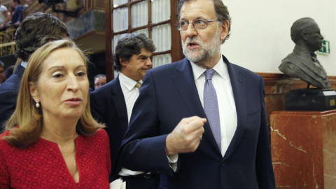 Mariano Rajoy, presidente del Gobierno en funciones, abandona el Congreso, junto a la presidenta de la Cámara, Ana Pastor. - EFE