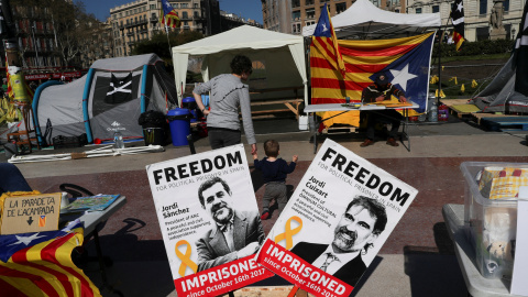 Pancartas con las fotos de los líderes de ANC, Jordi Sanchez, y de Omnium Cultural, Jordi Cuixart, en una protesta en Barcelona por el encarcelamiento de 'los Jordis'. REUTERS/Susana Vera