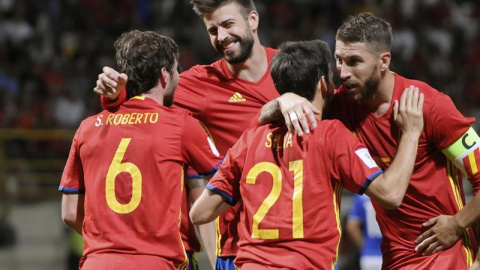 Los jugadores de la selección española celebran uno de los goles ante Liechtenstein. EFE/J.Casares