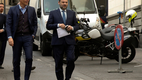 El presidente del Gobierno y secretario general del PSOE, Pedro Sánchez, con el secretario de Organización del partido y ministro de Fomento, José Luis Ábalos, a su llegada a la reunión de la Ejecutiva Federal de la formación. EFE/Ballester