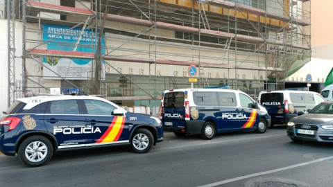 Coches de Policía ante la sede de la Tesorería de la Seguridad Social en Cádiz. E.P.