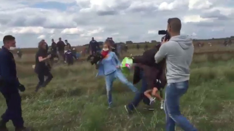 Imagen del momento en el que esta reportera parece que pone una zancadilla a un refugiado. El momento ha sido captado y subido a Twitter por el periodista Stephan Richter.