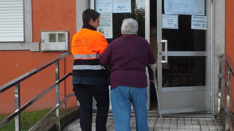 Una cuidadora acompaña a una señora en Vigo. / FUNDACIÓN ERGUETE