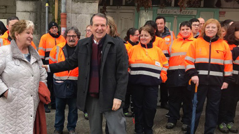 Carmen Avendaño, de Érguete, y Abel Caballero, alcalde de Vigo, con los cuidadores de barrio. / FUNDACIÓN ÉRGUETE