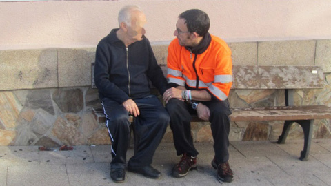 Un cuidador de barrio acompaña a una señor en Vigo. / FUNDACIÓN ERGUETE