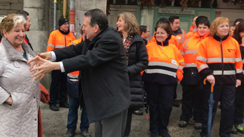 Carmen Avendaño, de Érguete, y Abel Caballero, alcalde de Vigo, con los cuidadores de barrio. / FUNDACIÓN ÉRGUETE