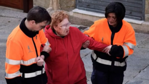 Dos cuidadores de barrio acompañan a una señora en Vigo. / FUNDACIÓN ERGUETE