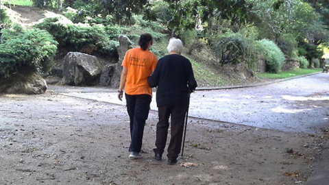 Una cuidadora de barrio acompaña a una anciana en Vigo. / FUNDACIÓN ERGUETE