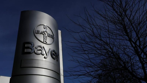 El logo de Bayer en su planta en la localidad germana de Wuppertal. REUTERS/Ina Fassbender