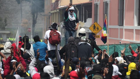 Manifestantes participan en una nueva jornada de protestas en Quito este viernes. EFE/ José Jacome