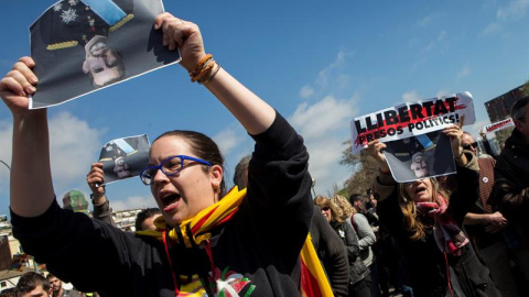 Varias decenas de manifestantes, convocados por los Comités de Defensa de la Repúiblica (CDR) protestan en las inmediaciones del Auditori de Barcelona donde el rey Felipe preside la entrega de despachos a los jueces. EFE/ Quique García