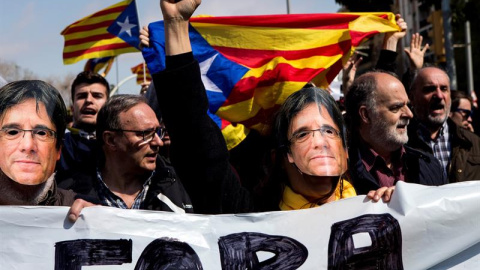 Varias decenas de manifestantes, convocados por los Comités de Defensa de la Repúiblica (CDR) protestan en las inmediaciones del Auditori de Barcelona donde el rey Felipe preside la entrega de despachos a los jueces. EFE/ Quique García