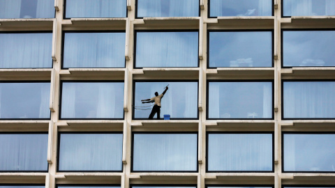 Un trabajador limpia los cristales de un hotel de lujo en Colombo, Sri Lanka. REUTERS/Dinuka Liyanawatte