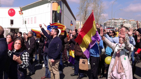 Manifestants contra la presència del rei Felip VI, aquest dilluns a Barcelona. | Marc Font.