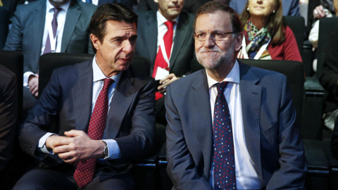 Foto de archivo del exministro Juan Manuel Soria con el presidente del Gobierno, Mariano Rajoy, en un acto oficial. REUTERS